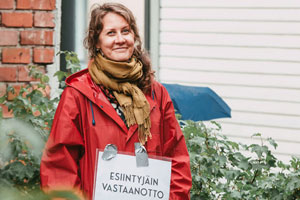 Volunteer worker Hanna in high spirits despite the rain. Photo by Riikka Vaahtera