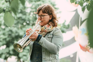 Fanfare by Mari Pakarinen @ the unveiling of the Tree of Poetry mural. Photo by Riikka Vaahtera