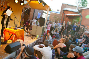 Anne Waldman (USA), Annikin Runofestivaali 2013. Kuva: Raisa Taurinka