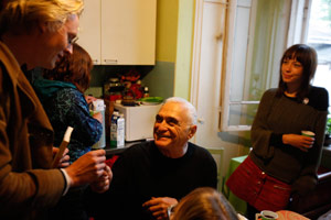 John Giorno (USA) annikkilaisten kanssa backstagella, Annikin Runofestivaali 2010. Kuva: Tommi Taipale